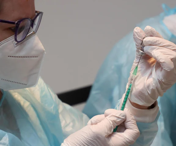 Ruszają bezpłatne szczepienia przeciwko Covid-19