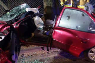 Kierowca i pasażer byli UWIĘZIENI w samochodzie! Paskudny wypadek w Sierakowie