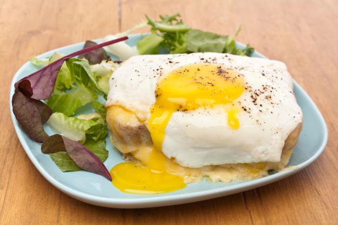 Tostowa kanapka Croque Madame: przepis