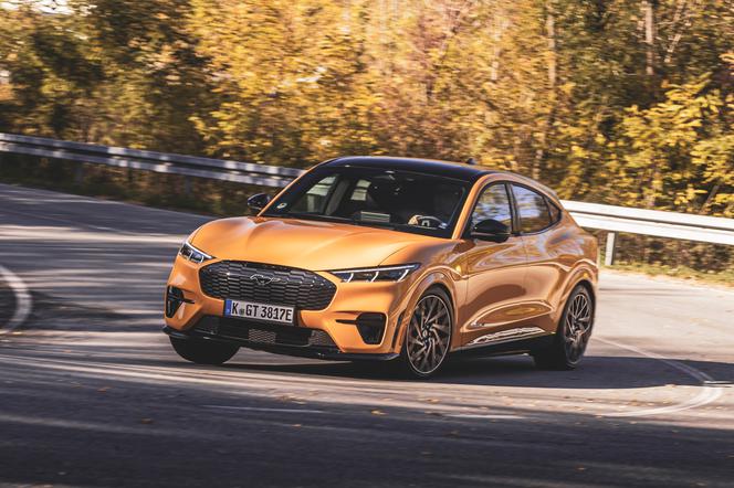 Jest okrutnie szybki! Ford Mustang Mach-E GT wgniata w fotel nie tylko osiągami