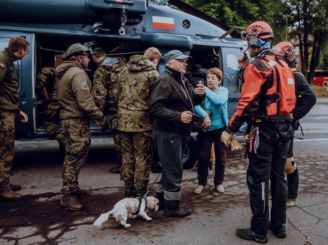 Policyjny Black Hawk podczas powodzi