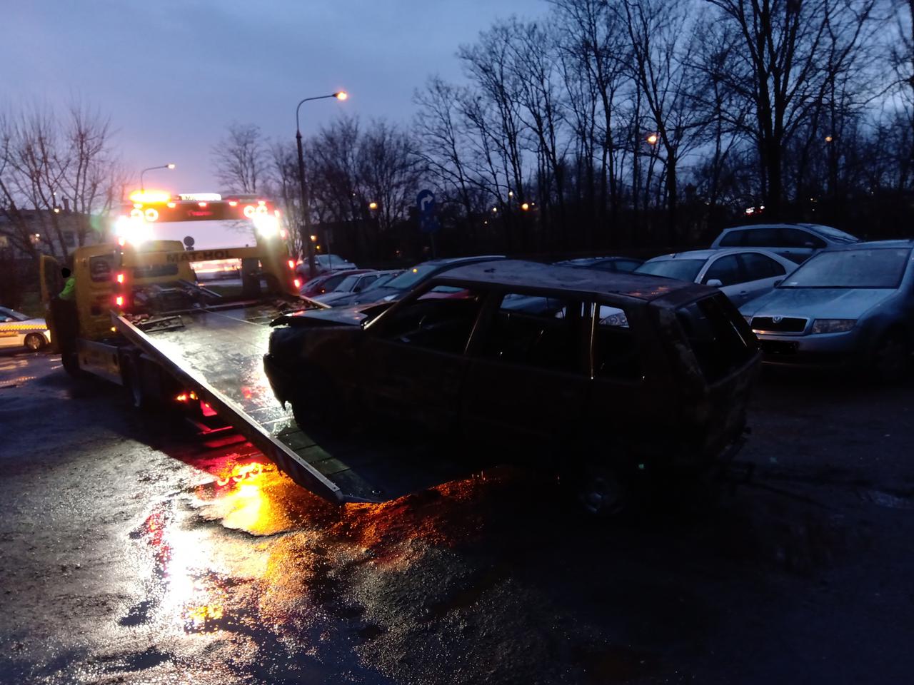 Spalone auto zostało odholowane - Na jego zabranie czekano ponad 2 miesiące [Wideo]