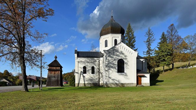 To dawna wieś królewska w Małopolsce. W pobliżu cerkwi wydobywano ropę naftową