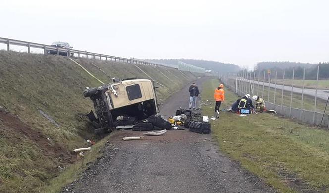 Żołnierz reanimowany po wypadku na A1 pod Piotrkowem. W jego busie pękła opona