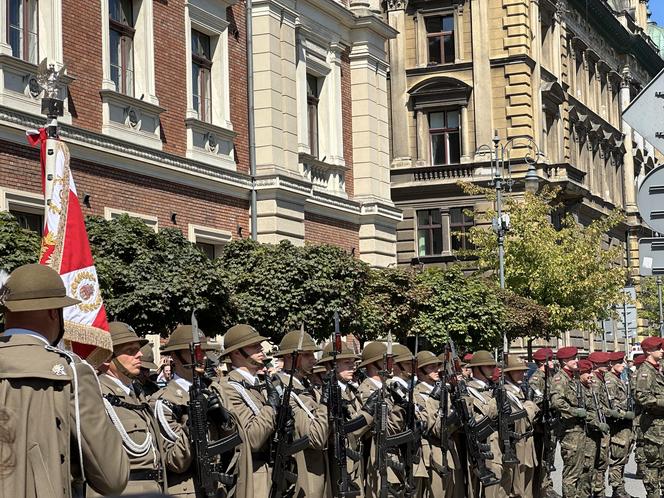 Święto Wojska Polskiego 2023 w Krakowie. Uroczystości na placu Jana Matejki