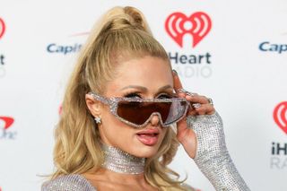 Paris Hilton oddała psa właścicielom. Przygarnęła go po pożarach w Los Angeles. Polały się łzy 