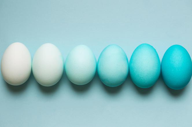 Bajecznie niebieskie pisanki: jak naturalnie zabarwić jajka?