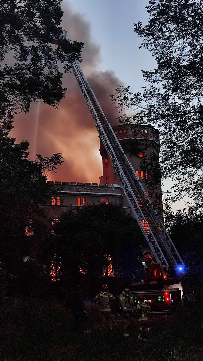 Pożar pałacu Stolbergów. Strażacy przez całą noc walczyli z ogniem 