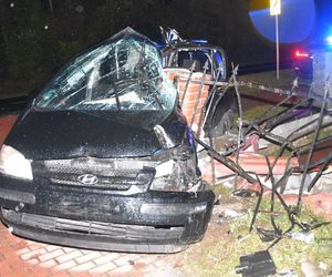 Wyglądało koszmarnie! 19-latka uderzyła w ogrodzenie