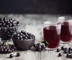 Pyszny i zdrowy sok z aronii zrobisz bez dodatku cukru i gotowania. Tylko owoce i nic więcej