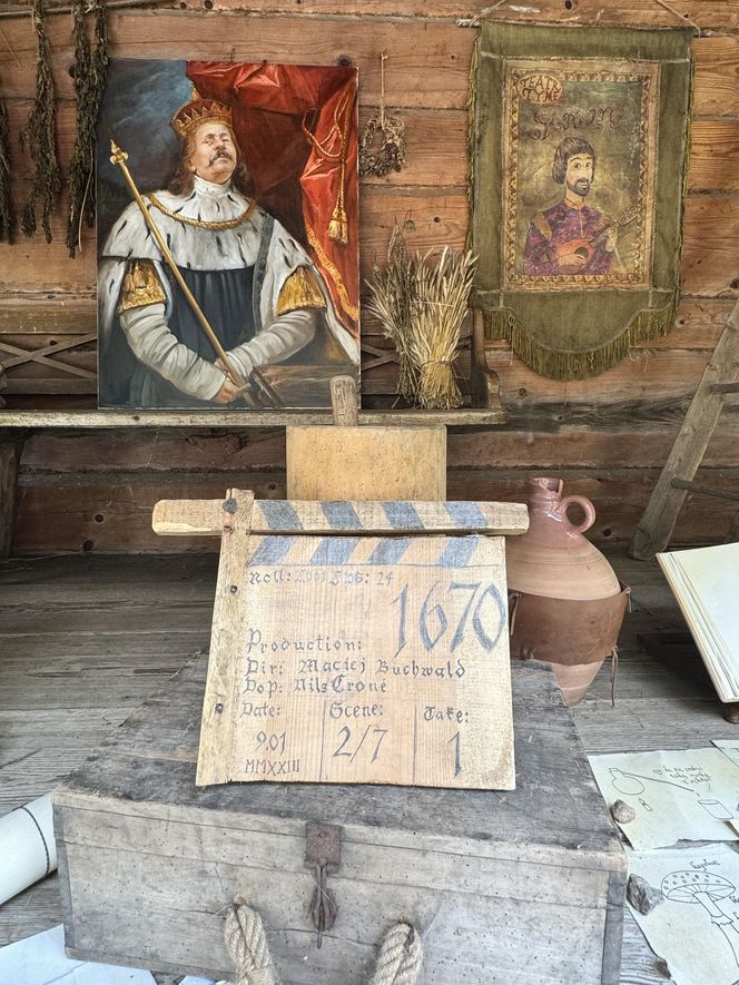 A oto kilka zdjęć scenografii i kostiumów.