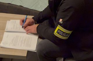 Policja rozbiła gang wyłudzający dotacje na szkoły