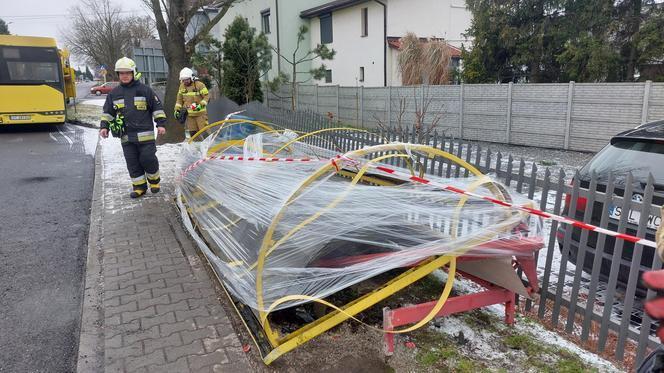 Autobus miejski staranował przystanek przy kościele 