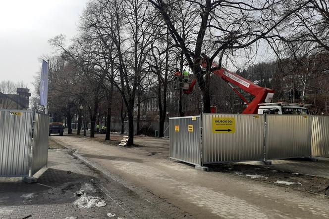 Kolejne remonty na deptaku w Krynicy Zdroju.  Tym razem na płycie głównej 