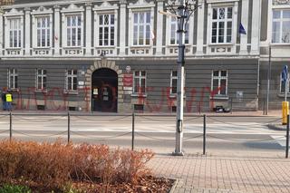 „Politycy to kur**”. Budynek urzędu miasta w Tarnowie oszpecony!