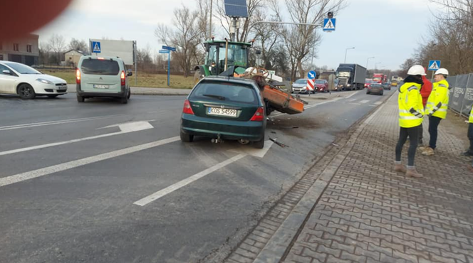 Oświęcim: spektakularne zderzenie osobówki z ciągnikiem! Nie do wiary 