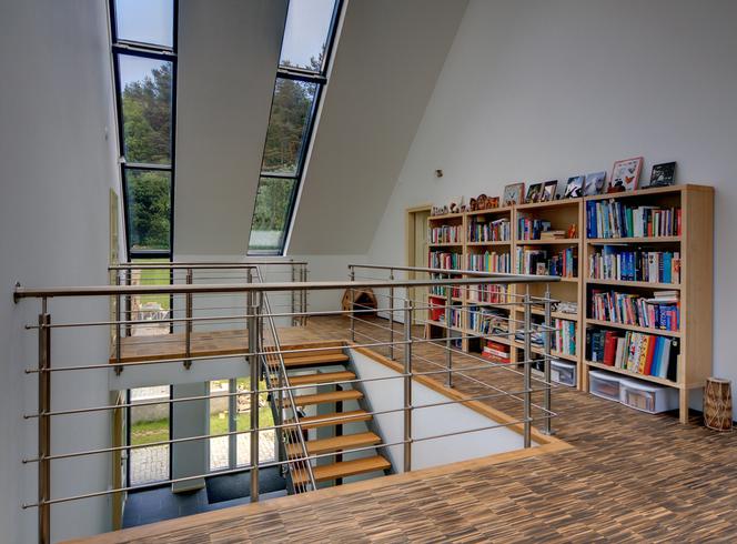 Biblioteka na antresoli w formie galerii dookoła pokoju dziennego