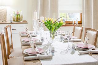 Dekoracja stołu wielkanocnego w koklorach neutralnych z dodatkiem różu