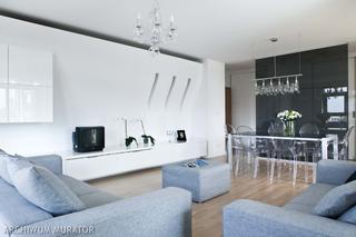 Efektowne dekoracje w minimalistycznym salonie