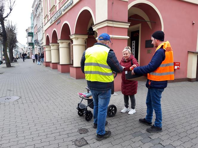 Rolnicy z traktorami na rynku w Lesznie. Tłumaczą mieszkańcom powody swoich protestów