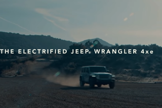 Hybrydowy Jeep Wrangler 4xe próbuje odwrócić uwagę od premiery nowego Forda Bronco - WIDEO