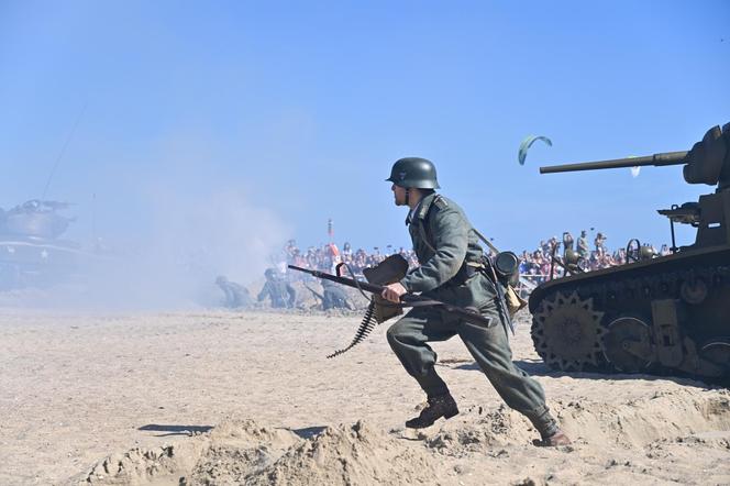 Turyści usłyszeli strzały, a czołgi wjechały na plaże. Zobaczcie zdjęcia z finałowej inscenizacji „Lądowanie na plaży”!