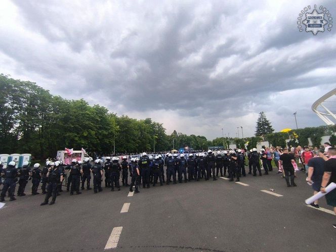 Przed meczem Polska-Mołdawia na Stadionie Śląskim miało dojść do bijatyki. Wkroczyła policja