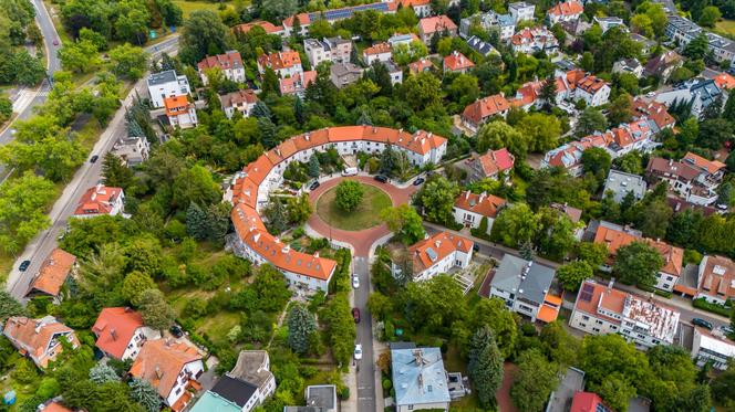 Warszawski Plac Słoneczny powstał jako zegar - godzinę miało pokazywać drzewo po środku. Zobacz zdjęcia małego osiedla