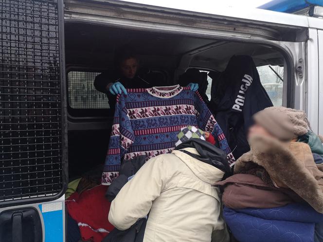 Krakowscy policjanci pomagali bezdomnym, rozdając im posiłki i ciepłą odzież