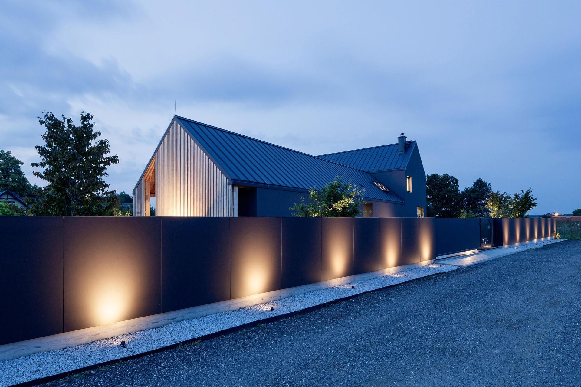 Szary dom w Świerczyńcu koło Tychów