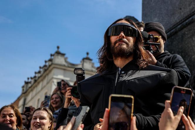 Jared Leto zagrał spontaniczny koncert pod pomnikiem Mickiewicza w Krakowie