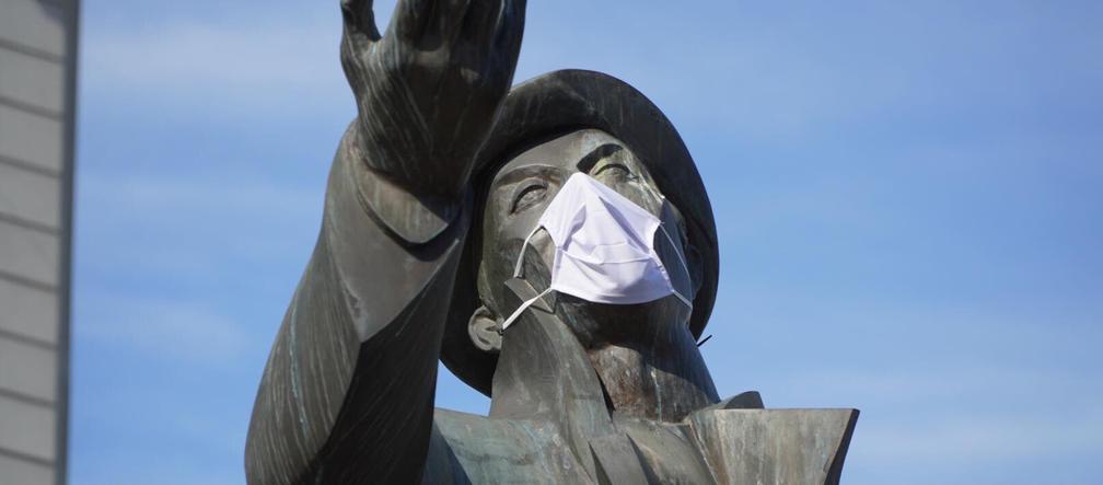 Pomniki na Śląsku z maskami ochronnymi. Zakrywanie twarzy obowiązkowe 