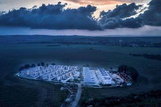 Osiedle w szczerym polu pod Świdnicą. Zwykłe osiedle mieszkaniowe czy gród w Biskupinie? 