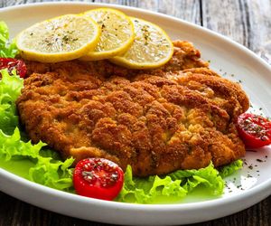 To najlepsza metoda na podgrzanie kotletów schabowych. Są chrupiące, soczyste i nie wysychają 