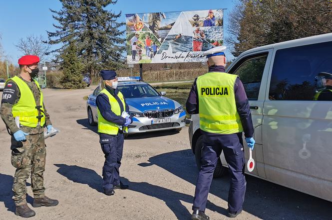 Policja rozdaje maseczki ochronne