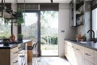 Okna antracytowe w kuchni