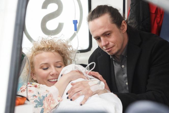 Na Wspólnej, odcinek 3486: Poród Beaty w karetce! Urodzi syna Emila zanim dojedzie do szpitala - ZDJĘCIA