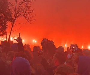 Kibice Legii racami pożegnali Lucjana Brychczego i odśpiewali mu „Sen o Warszawie”. Łzy same cisną się do oczu