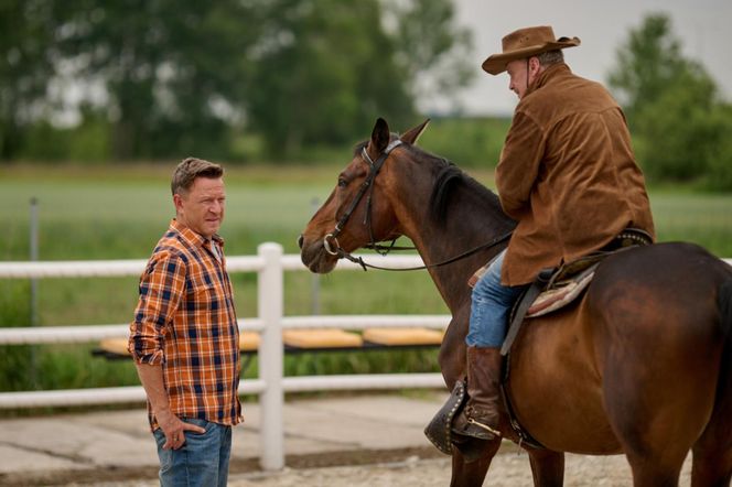 Na Wspólnej odc. 4073. Wojtek (Wojciech Błach), Juliusz (Daniel Olbrychski)