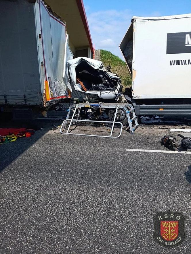 Trzy samochody ciężarowe zderzyły się na autostradzie A4. Nie żyje jedna osoba 