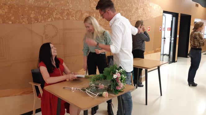 Tłumy czytelników na spotkaniu autorskim Katarzyny Łuczyńskiej! „Grzeszna i święta” ma szansę stać się bestsellerem!