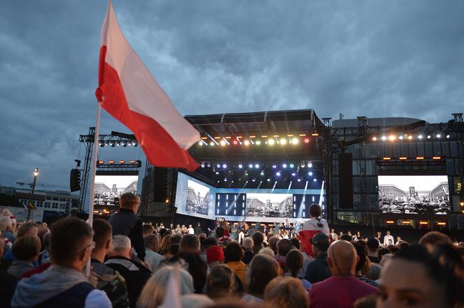 Warszawa śpiewała dla powstańców. "Jesteście naszą dumą!"