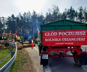 Totalna blokada DK 80 pod Bydgoszczą. Duże utrudnienia dla kierowców. Rolnicy ustawili barykadę, palą drewno, organizują pogrzeb [ZDJĘCIA]