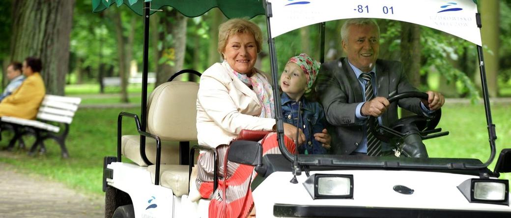 M jak miłość odc. 1012. Barbara (Teresa Lipowska), Stanisław (Włodzimierz Matuszak), Ania (Weronika Wachowska)