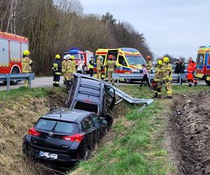 Totalna demolka pod Siedlcami. Osobówki staranowały bariery. Cztery osoby w szpitalu