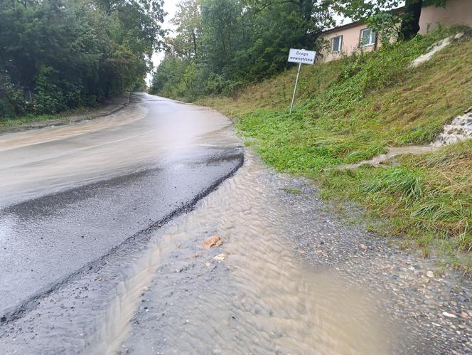 Zagrożenie powodziowe. Głuchołazy. Woda przelała się przez wały. Zalewa miasto