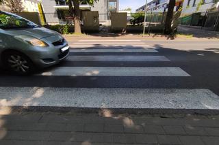 Poważny wypadek przy SP nr 4 w Toruniu. 11-latek wjechał pod samochód. Zdjęcia z miejsca zdarzenia