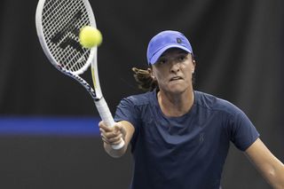 O której gra Iga Świątek? Kiedy mecz Świątek - Mertens WTA Stuttgart o której godzinie Iga Świątek - Elise Mertens
