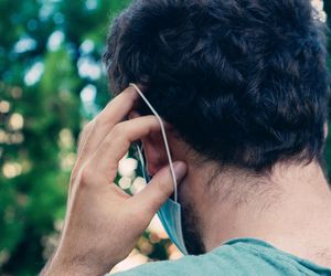 Ból za uchem łatwo zignorować. Co może oznaczać? 