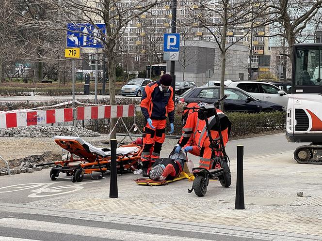 Staranował hulajnogę, uciekł i wrócił. Wypadek w samym centrum Warszawy 